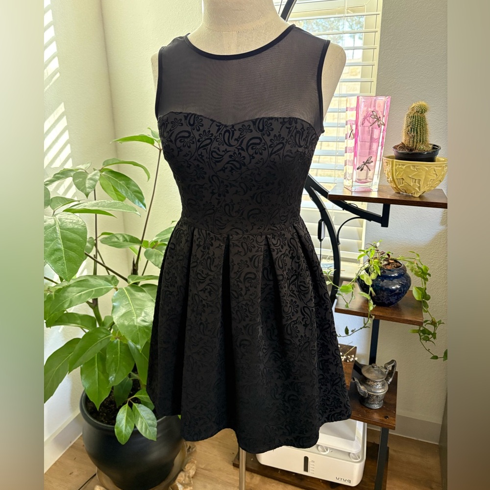 Forever 21 Black Raised Velvet Floral Mini Dress szSM